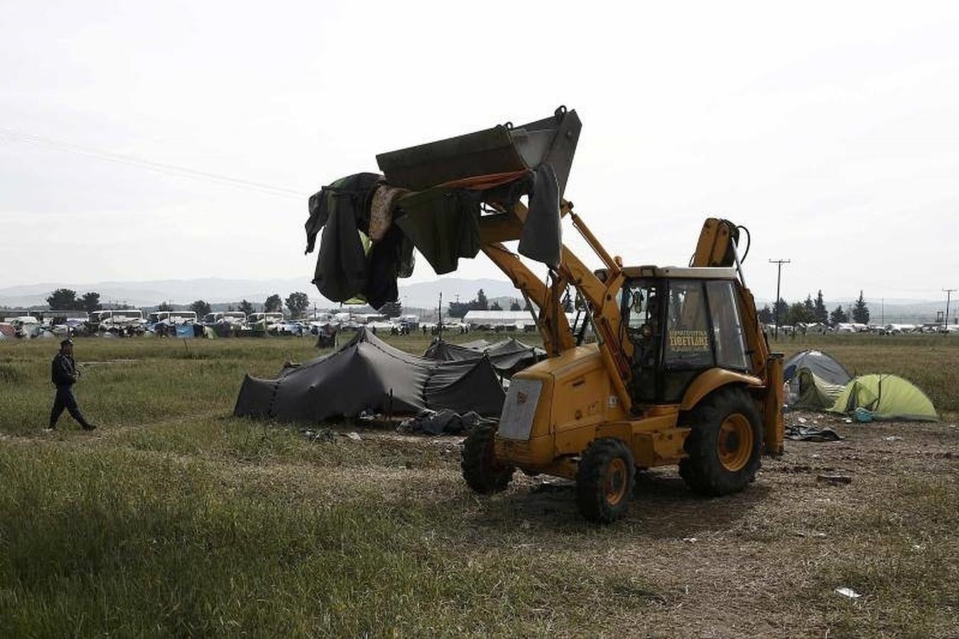 En el campamento improvisado de Idomeni, donde se encuentran más de 8.400 refugiados, han comenzado a desmontar las tiendas. 