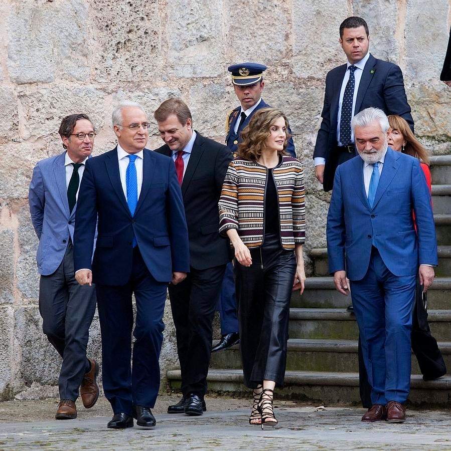 Doña Letizia, acompañada por el presidente del gobierno riojano José Ignacio Ceniceros (2ºi), y el director de la RAE, Darío Villanueva (d), a su llegada al acto inaugural de la undécima edicion del Seminario Internacional de Lengua y Periodismo. 