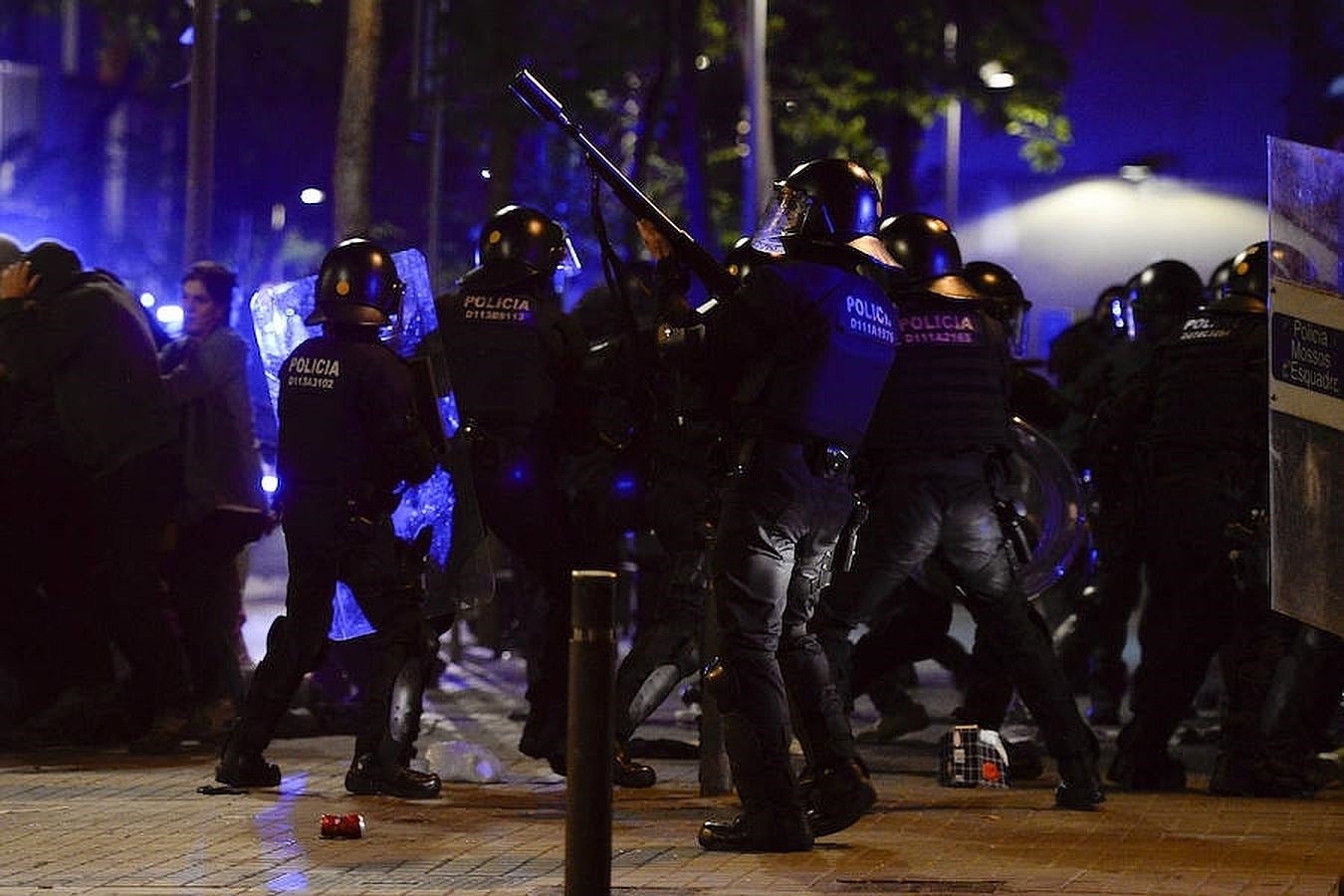 Numerosas fuerzas antidisturbios de la policía catalana siguen desplegadas en las calles de Gràcia para evitar que se reproduzcan los actos vandálicos de anoche mientras que un helicóptero de los Mossos d'Esquadra sobrevuela el barrio. 