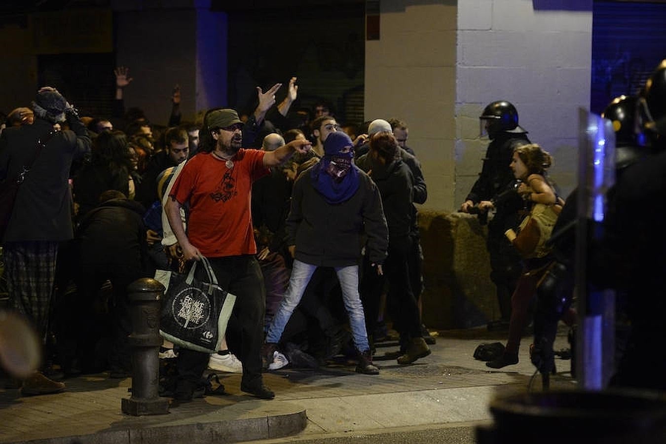 Durante los incidentes de esta noche se han volcado 14 contenedores y uno ha sido incendiado, se han realizado pintadas en establecimientos comerciales y se han causado daños en la puerta del "banco expropiado" y en el nobiliario urbano, según fuentes policiales. 