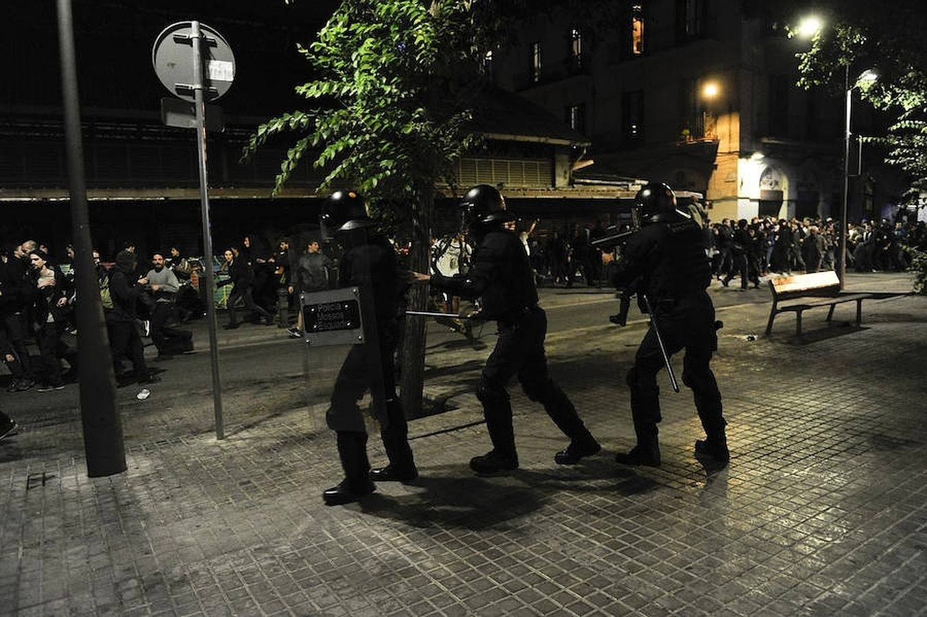 Los incidentes que se registraron ayer en esta misma zona se saldaron con catorce mossos heridos leves y un detenido, que ya se encuentra en libertad. 