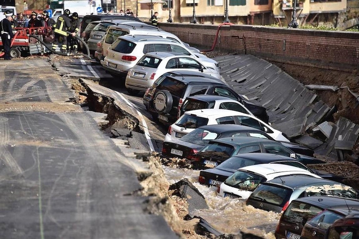 Imágenes del derrumbe del pavimento en el puente sobre el río Arno en Florencia. 