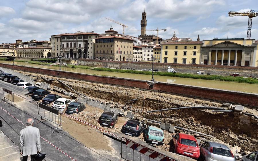 Imágenes del derrumbe del pavimento en el puente sobre el río Arno en Florencia. 