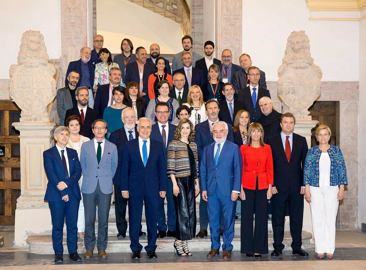 Foto de familia de la Reina junto al presidente del Gobierno de La Rioja, José Ignacio Ceniceros (3i); el director de la Real Academia Española, Darío Villanueva (4d), y otros asistentes a la inauguración del XI Seminario «El lenguaje del humor en el periodismo en español». 