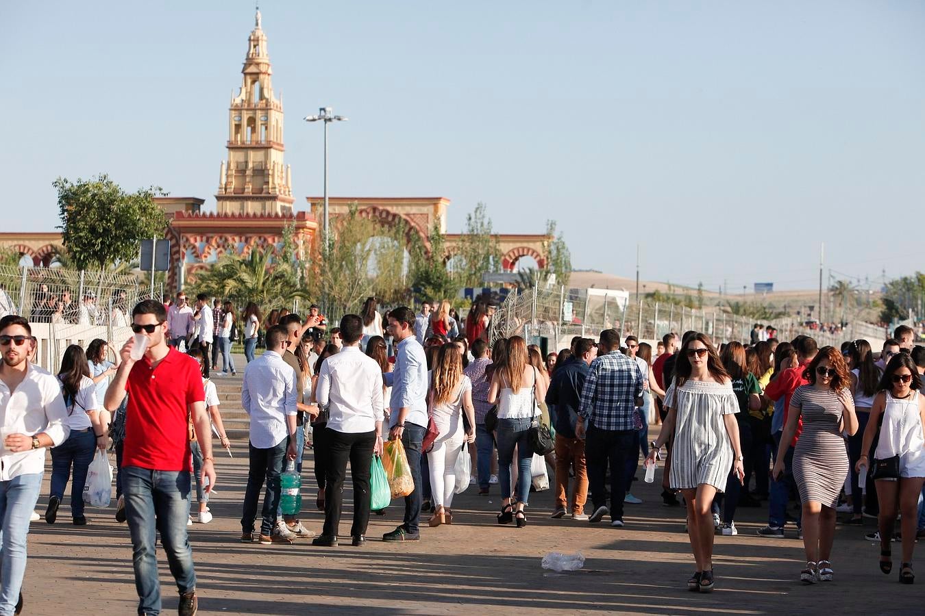 En imágenes, el macrobotellón de los más jóvenes en El Arenal