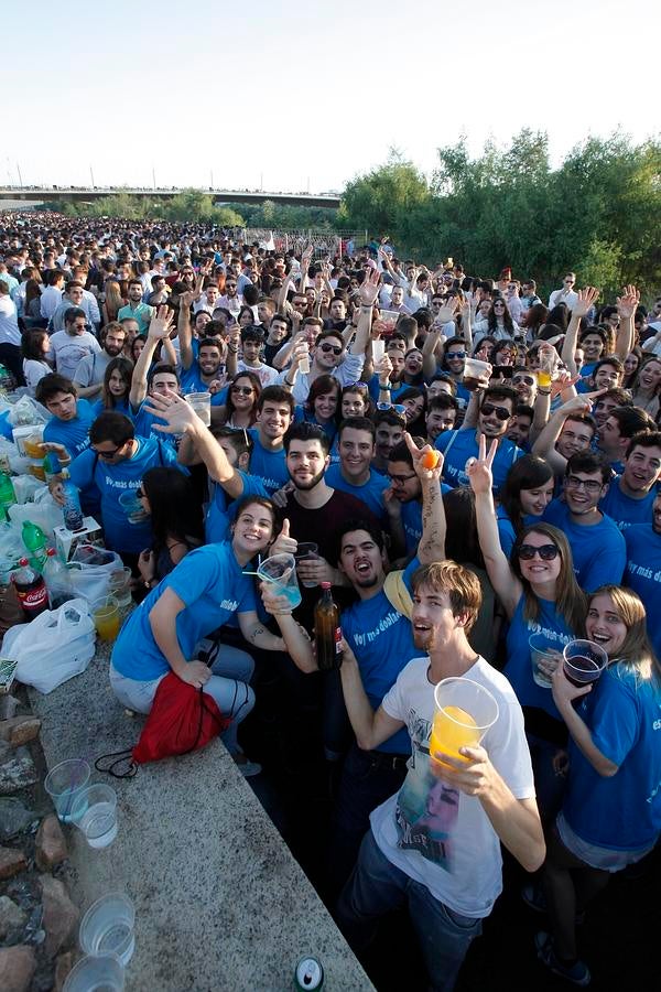 En imágenes, el macrobotellón de los más jóvenes en El Arenal