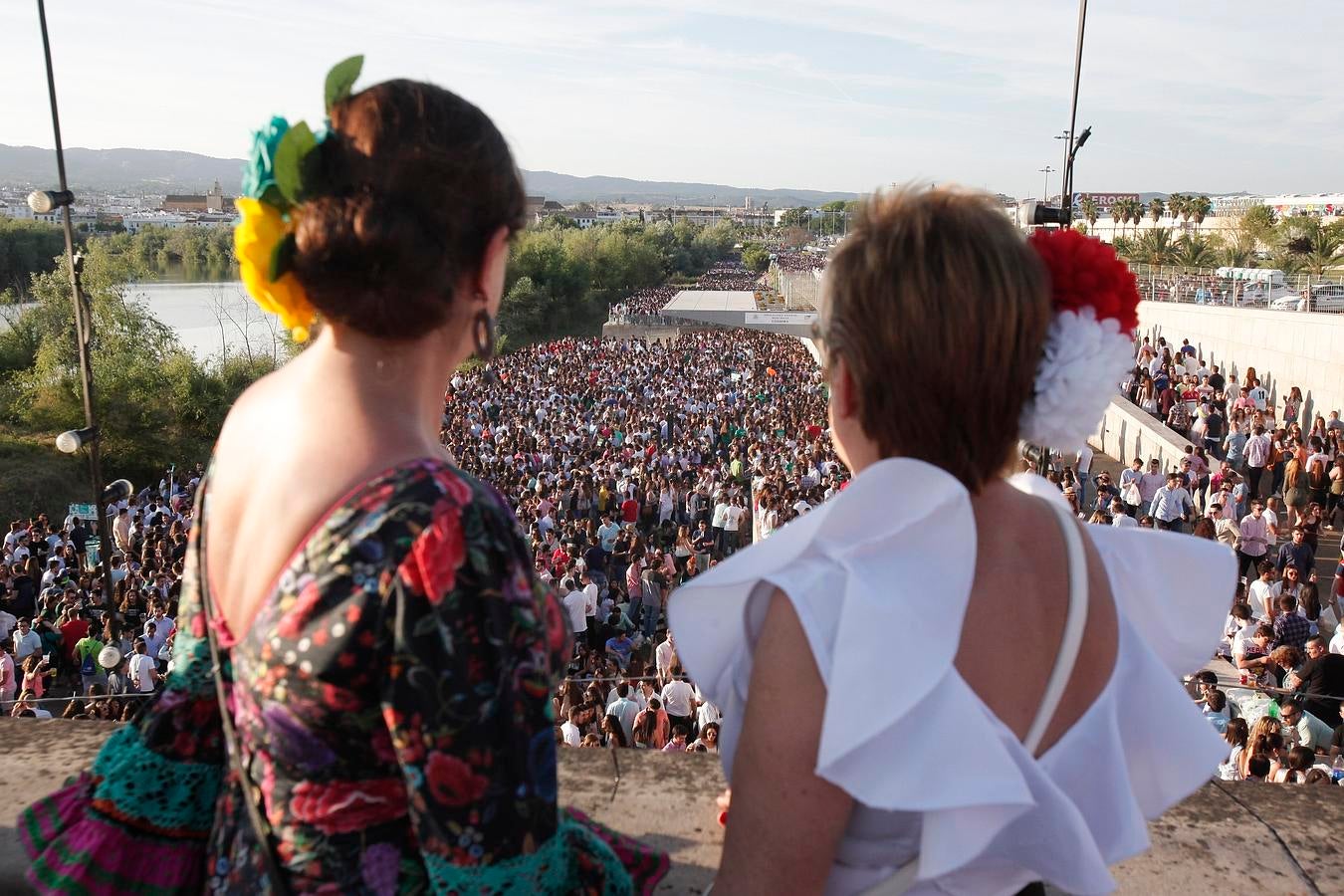 En imágenes, el macrobotellón de los más jóvenes en El Arenal