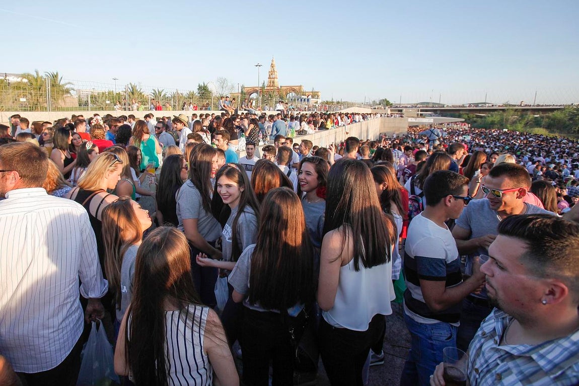 En imágenes, el macrobotellón de los más jóvenes en El Arenal