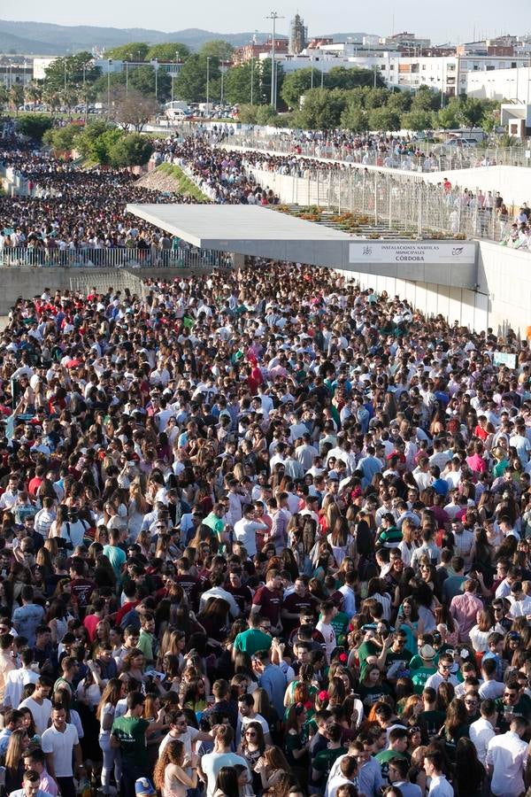 En imágenes, el macrobotellón de los más jóvenes en El Arenal