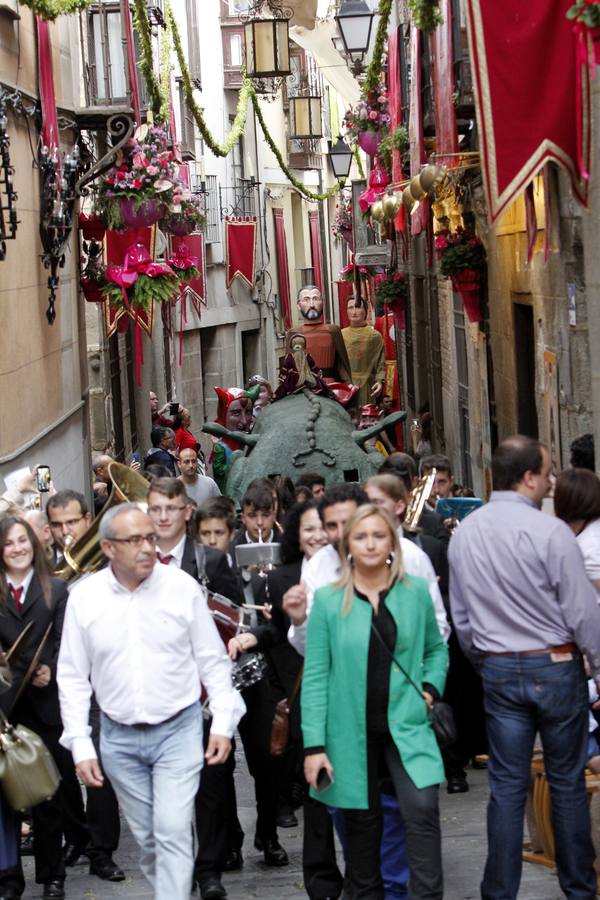 La tarasca y los gigantones anuncian el Corpus de Toledo