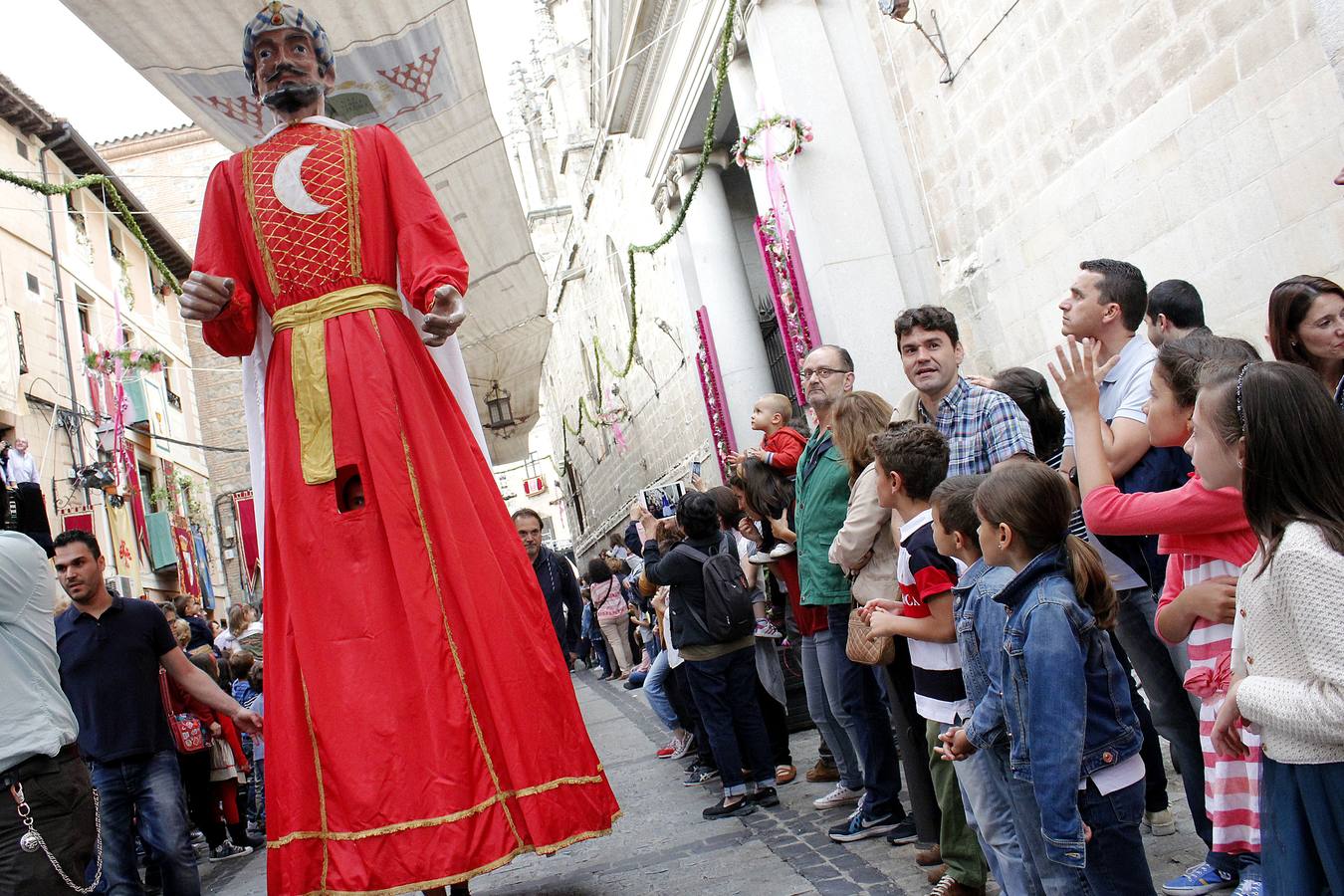 La tarasca y los gigantones anuncian el Corpus de Toledo