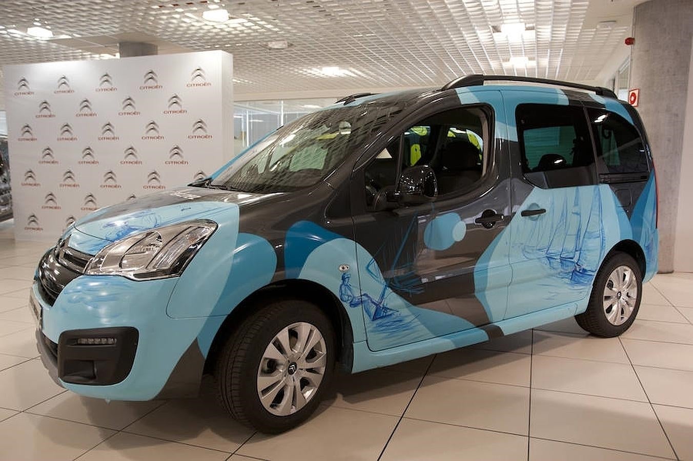 El Berlingo azul del regatista Íker Martínez