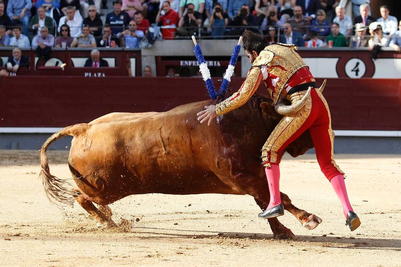 Secuencia de la espeluznante voltereta de Padilla en Las Ventas