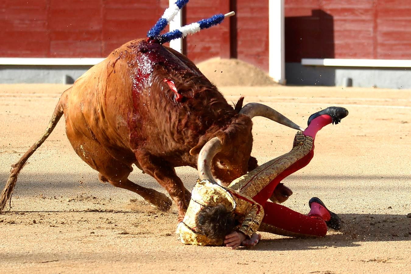 Secuencia de la espeluznante voltereta de Padilla en Las Ventas