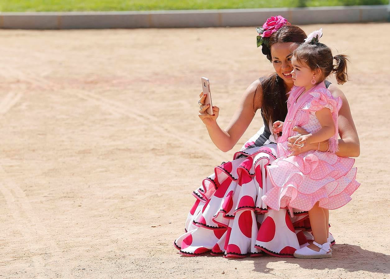 En imágenes, un jueves de Feria de sonrisas brillantes