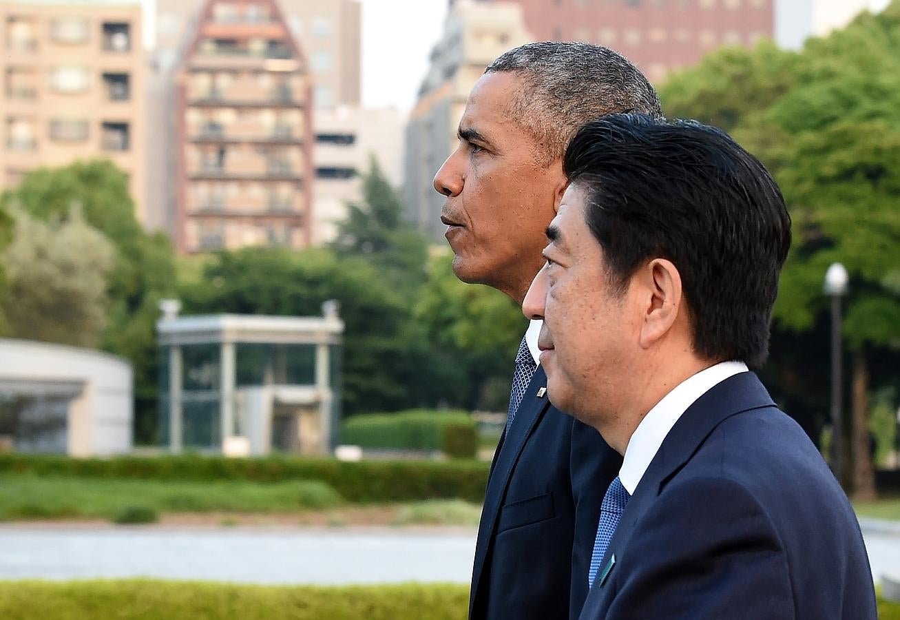 El presidente Obama junto al primer ministro nipón Shinzo Abe en el Monumento de la Paz de Hiroshima. 