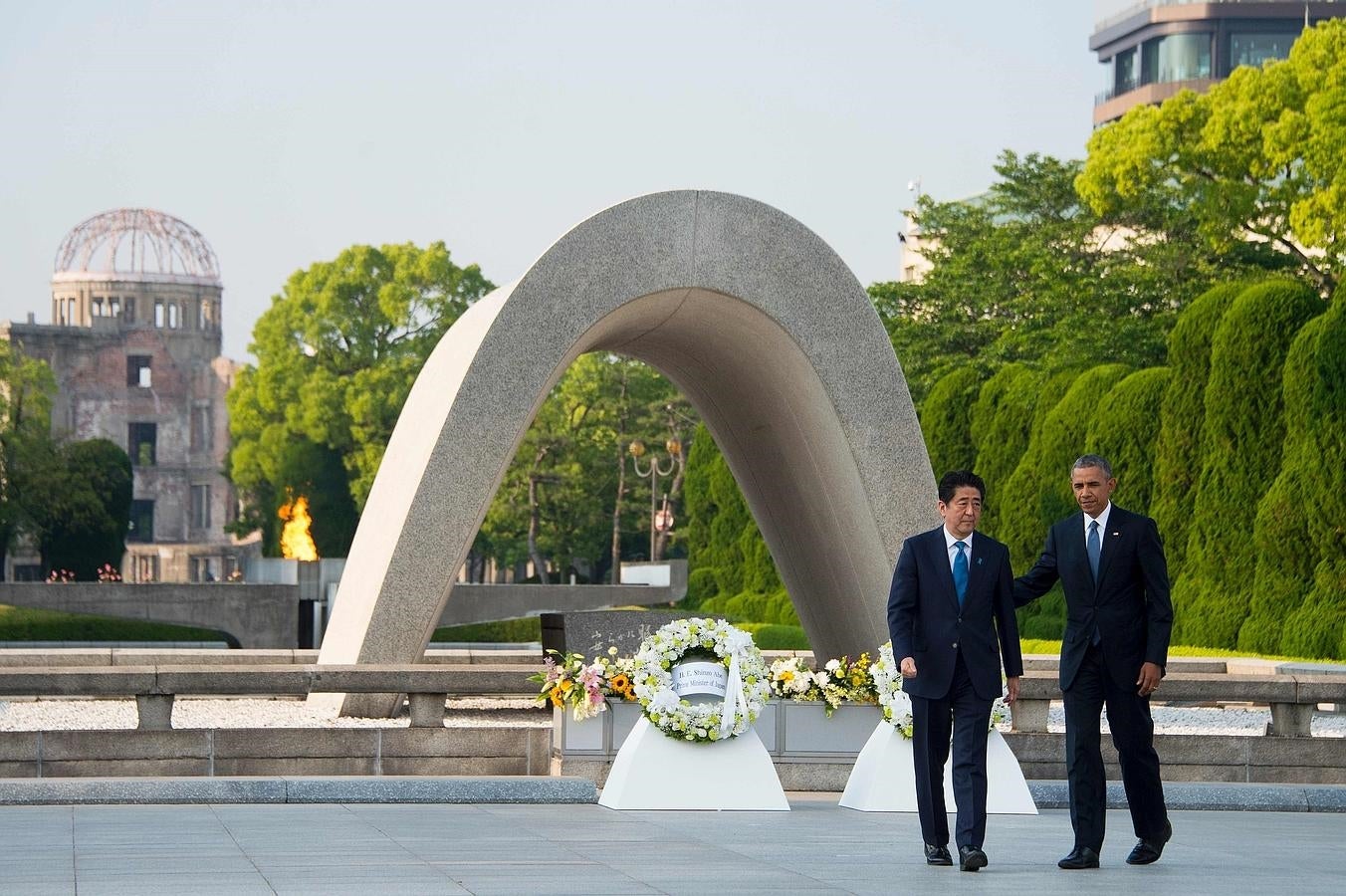 El presidente Obama junto al primer ministro nipón Shinzo Abe en el Monumento de la Paz de Hiroshima. 