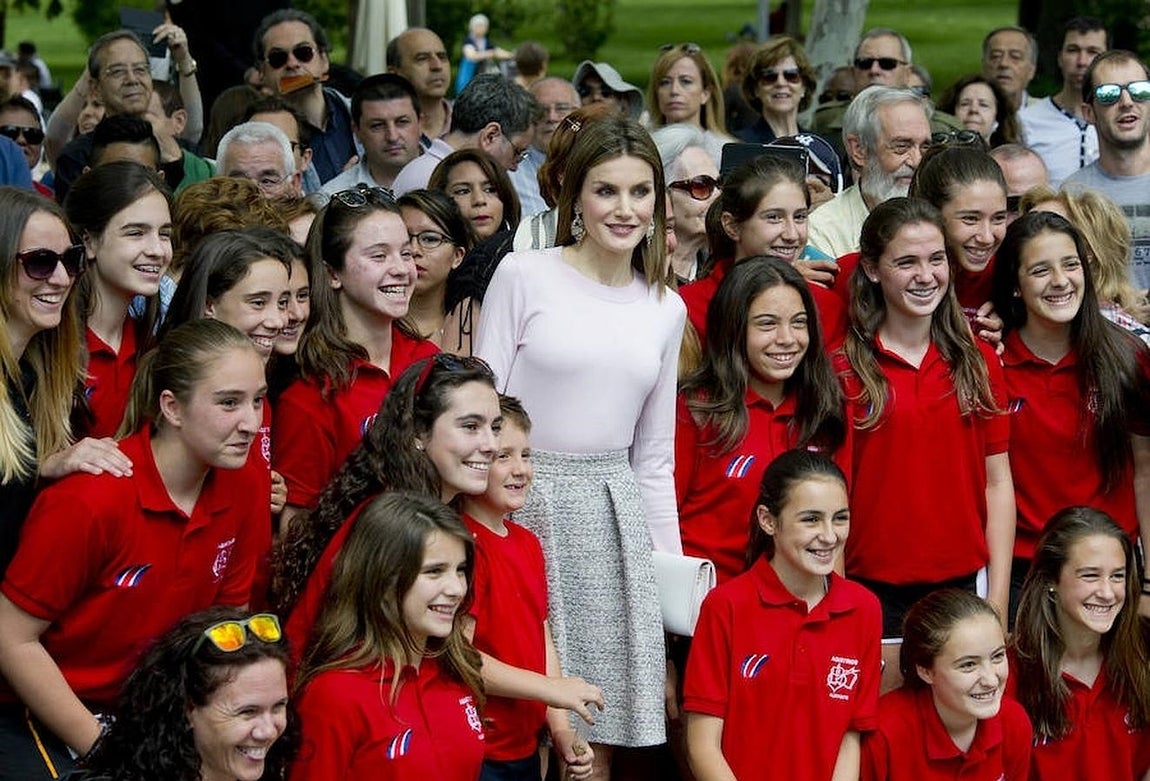 Doña Letizia posa con un grupo de adolescentes. 