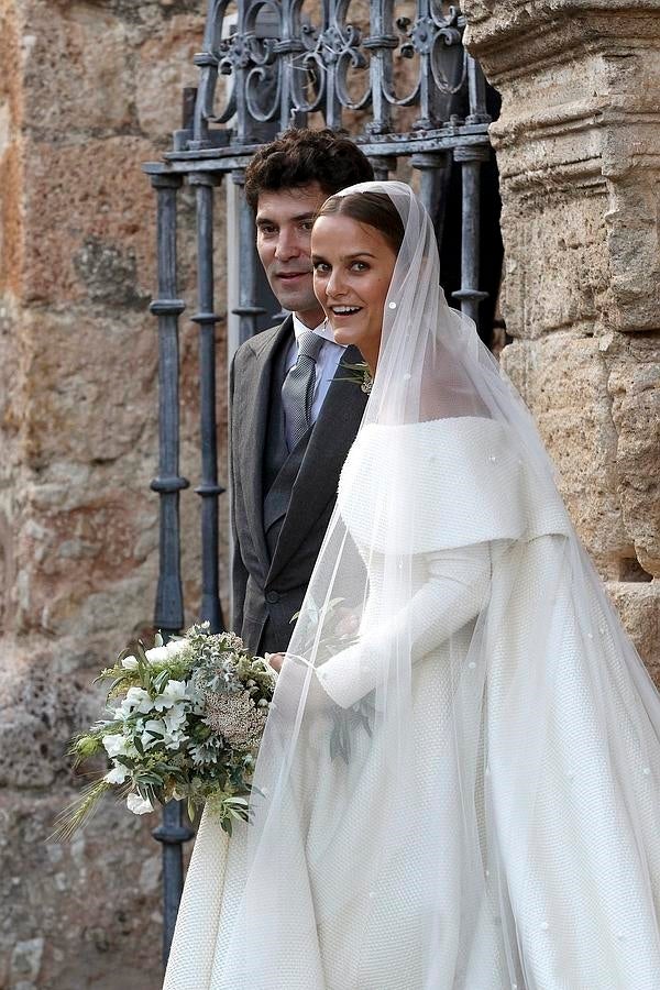 Lady Charlotte Wellesley y el empresario colombiano, Alejandro Santo Domingo saliendo de la iglesia tras la ceremonia religiosa de su boda. 