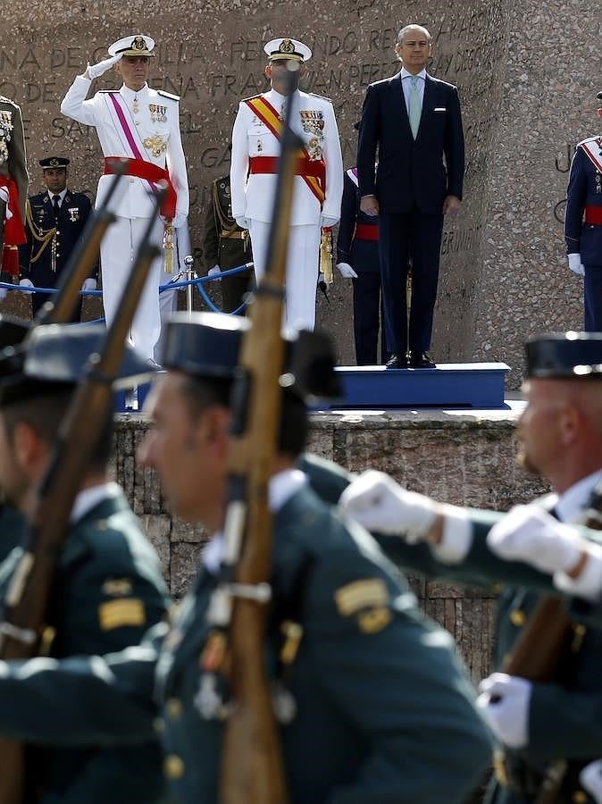 Han asistido los jefes de Estado Mayor del Ejército de Tierra, del Aire, de la Armada, y el director general de la Guardia Civil.. 