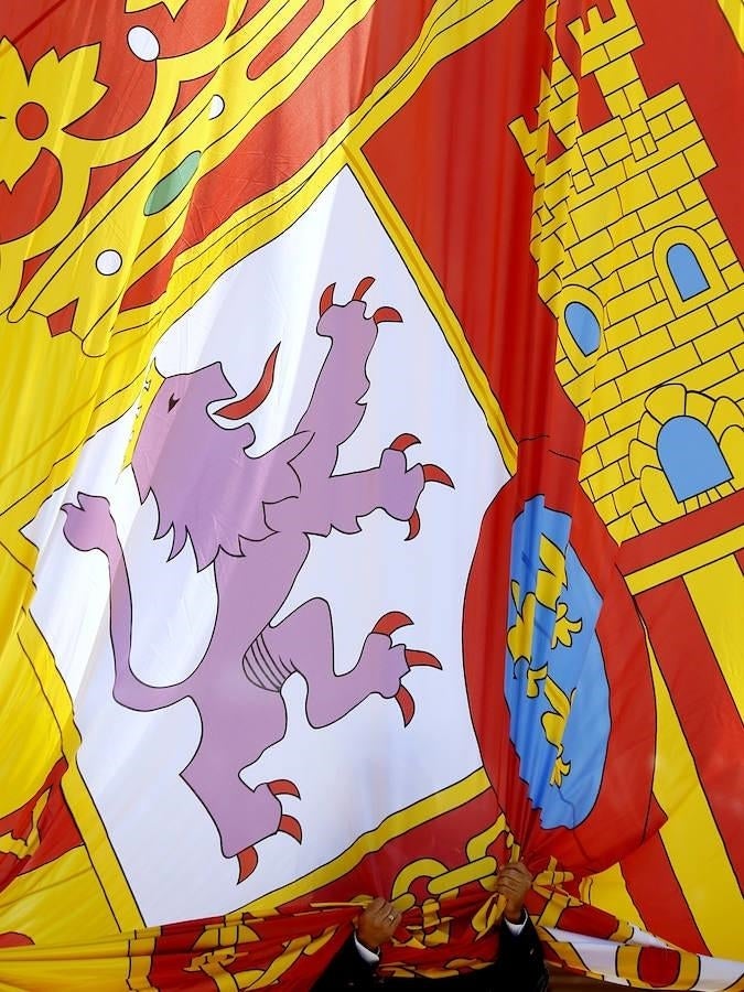 Detalle de la gran bandera que se ha izado esta mañana.. 