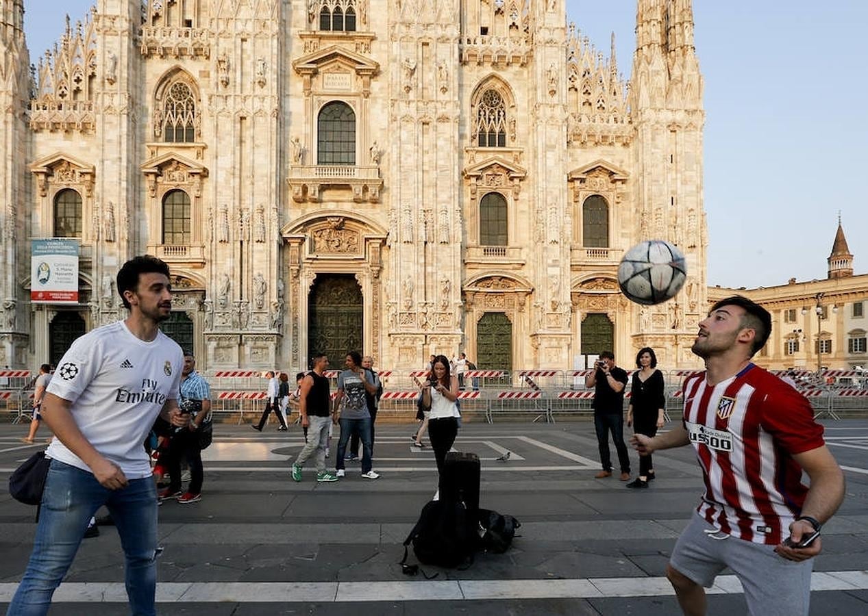 Un vikingo y un indio juegan con el balón frente al Duomo. 