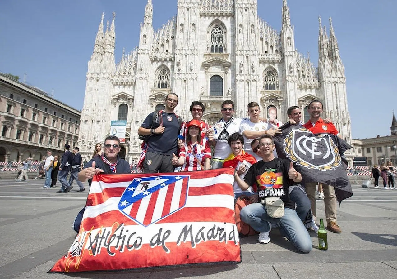 Hinchas colchoneros posan frente al Duomo de Milán. 