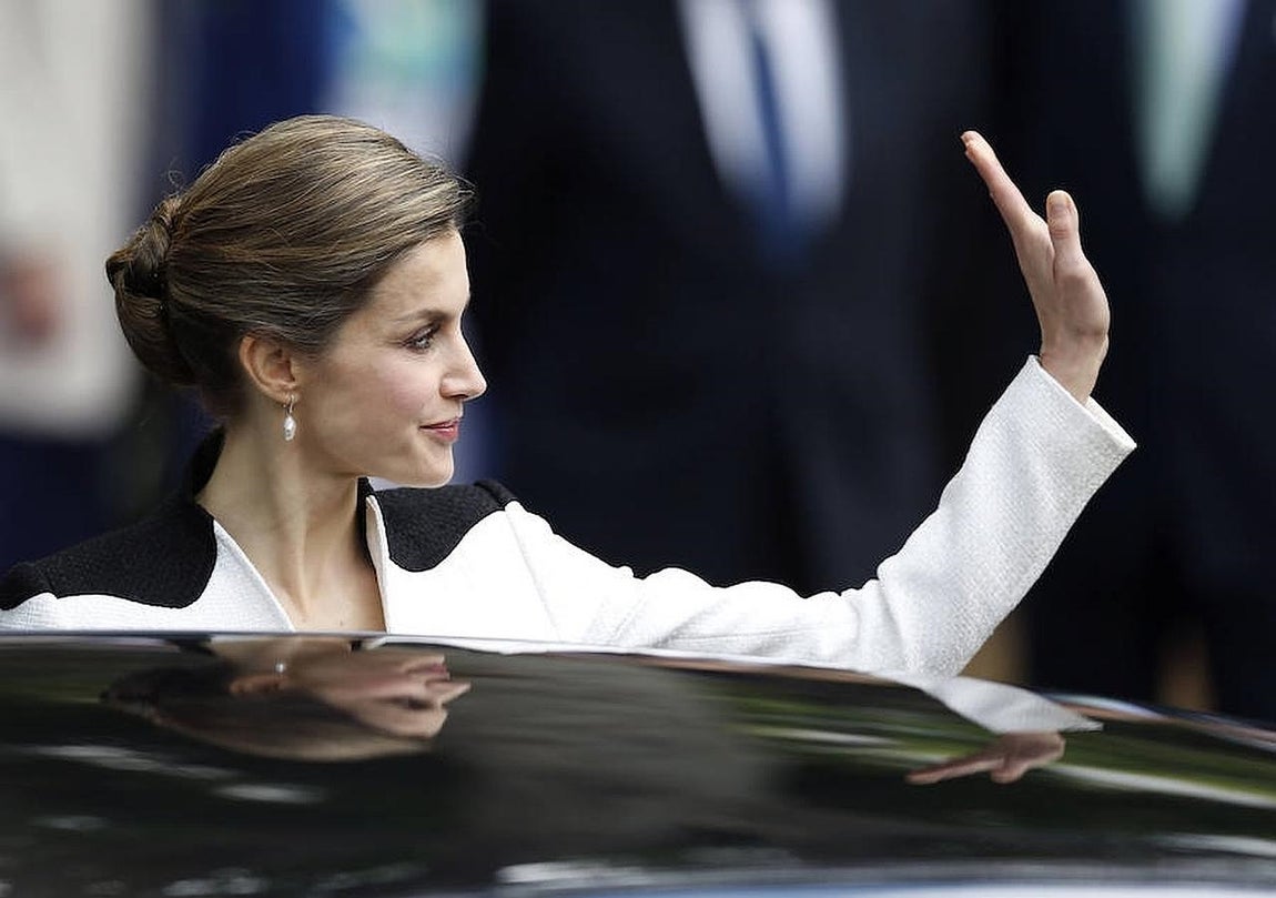 La Reina ha saludado a quien se ha acercado a la Plaza de la Lealtad de Madrid. 