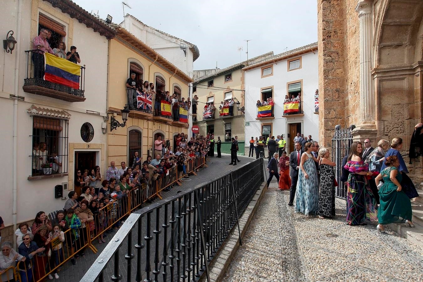 Los vecinos de Íllora presenciando la llegada de los invitados a la boda de Charlotte y Alejandro. 