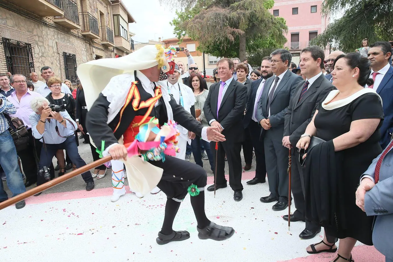 El presidente de Castilla-La Mancha observa una de las danzas en Camuñas