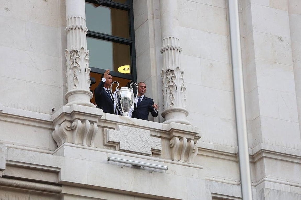 Cristiano Ronaldo y Pepe salen al balcón del Ayuntamiento para saludar a la afición con la copa de la Liga de Campeones. 