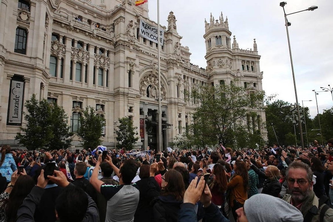 Cientos de seguidores del Real Madrid se congregan en torno al Ayuntamiento de la capital. 