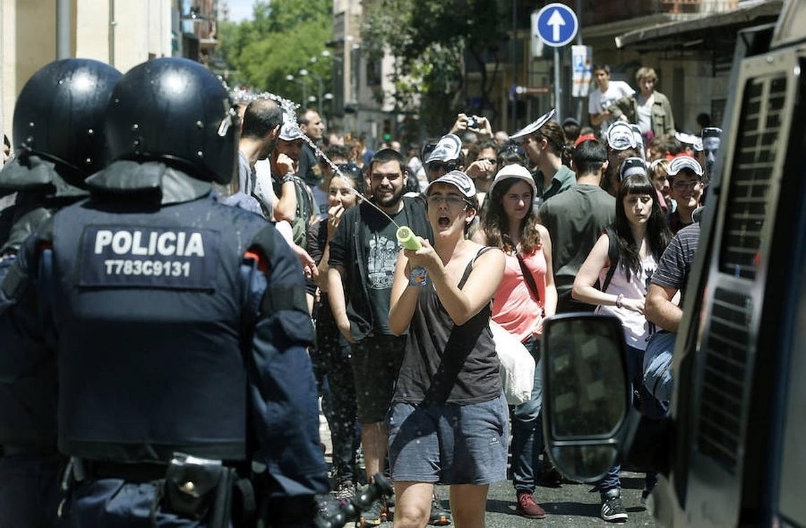 Manifestantes se enfrentan a los antidisturbios de los Mossos d'Esquadra. 
