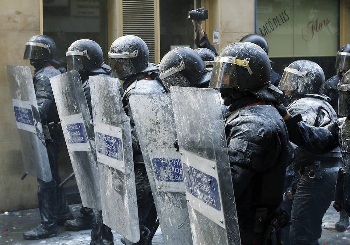 La sede de una antigua sucursal bancaria fue desalojada la semana pasada por orden judicial, lo que originó enfrentamientos entre los días 23 y 25, entre la policía y colectivos okupas. 