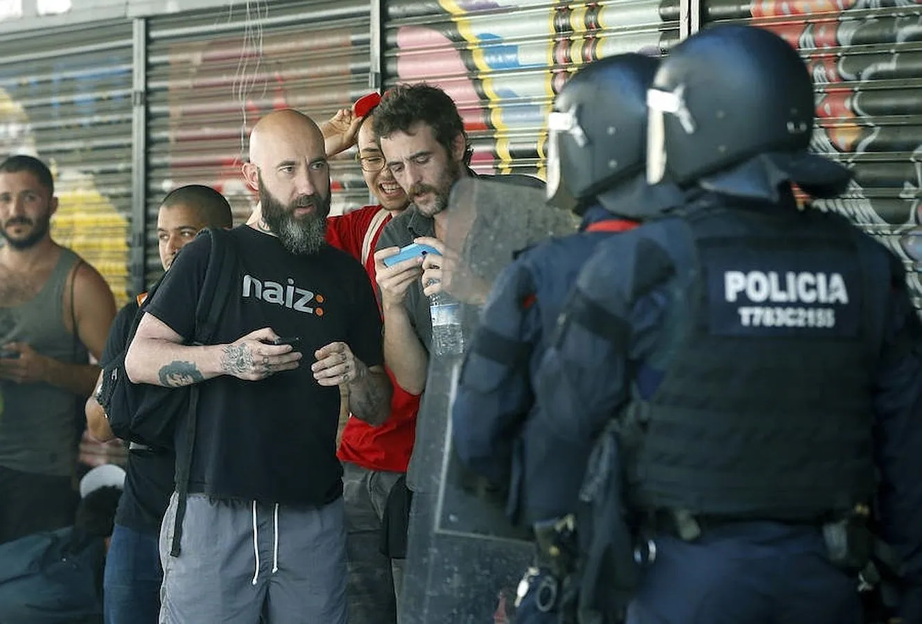 El concejal de la CUP en el Ayuntamiento de Barcelona Josep Garganté (i), ante los antidisturbios