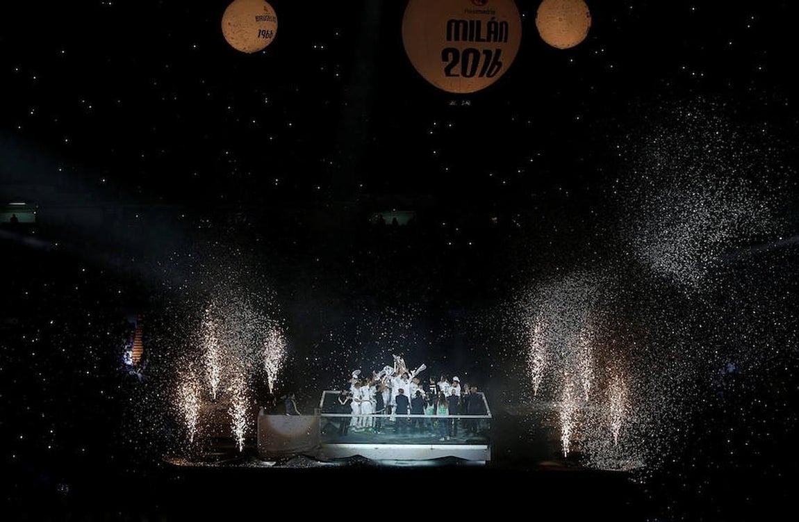 La plantilla, en el centro del Bernabéu. 