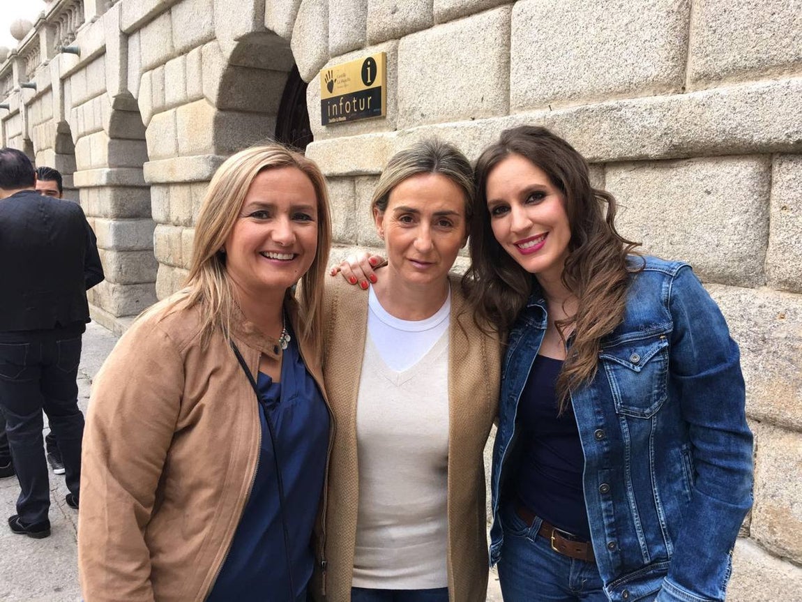 La alcaldesa con María Toledo y la concejal de Festejos, Maite Puig. 