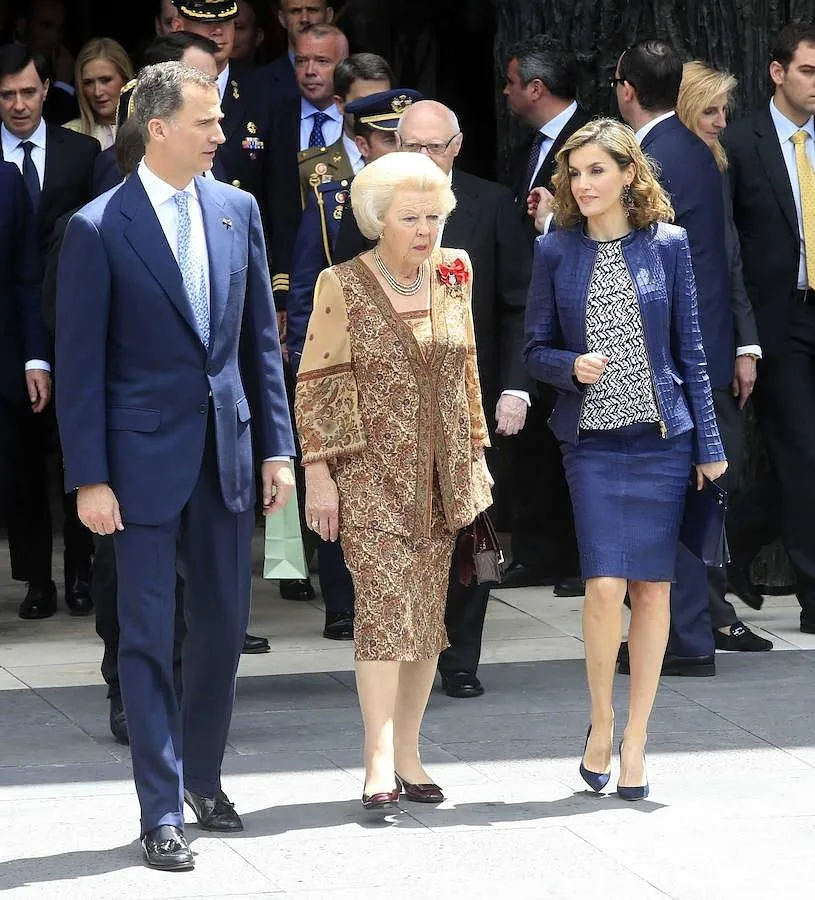 Los Reyes y la princesa Beatriz de Holanda, a su llegada al museo para inaugurar la gran exposición sobre El Bosco organizada para conmemorar el quinto centenario de su muerte