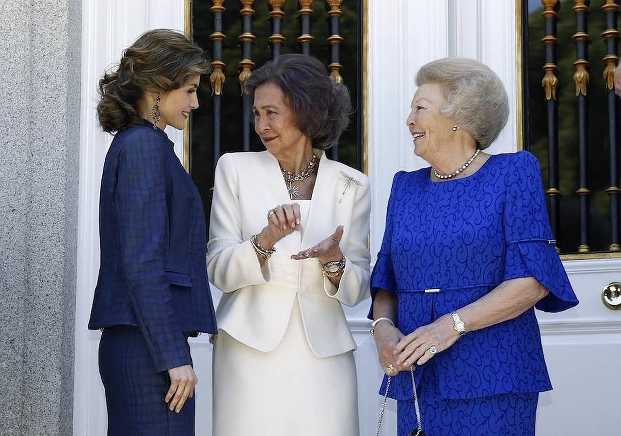 La Reina Letizia y la Reina Sofía conversan con la princesa Beatriz de Holanda (d) antes del almuerzo