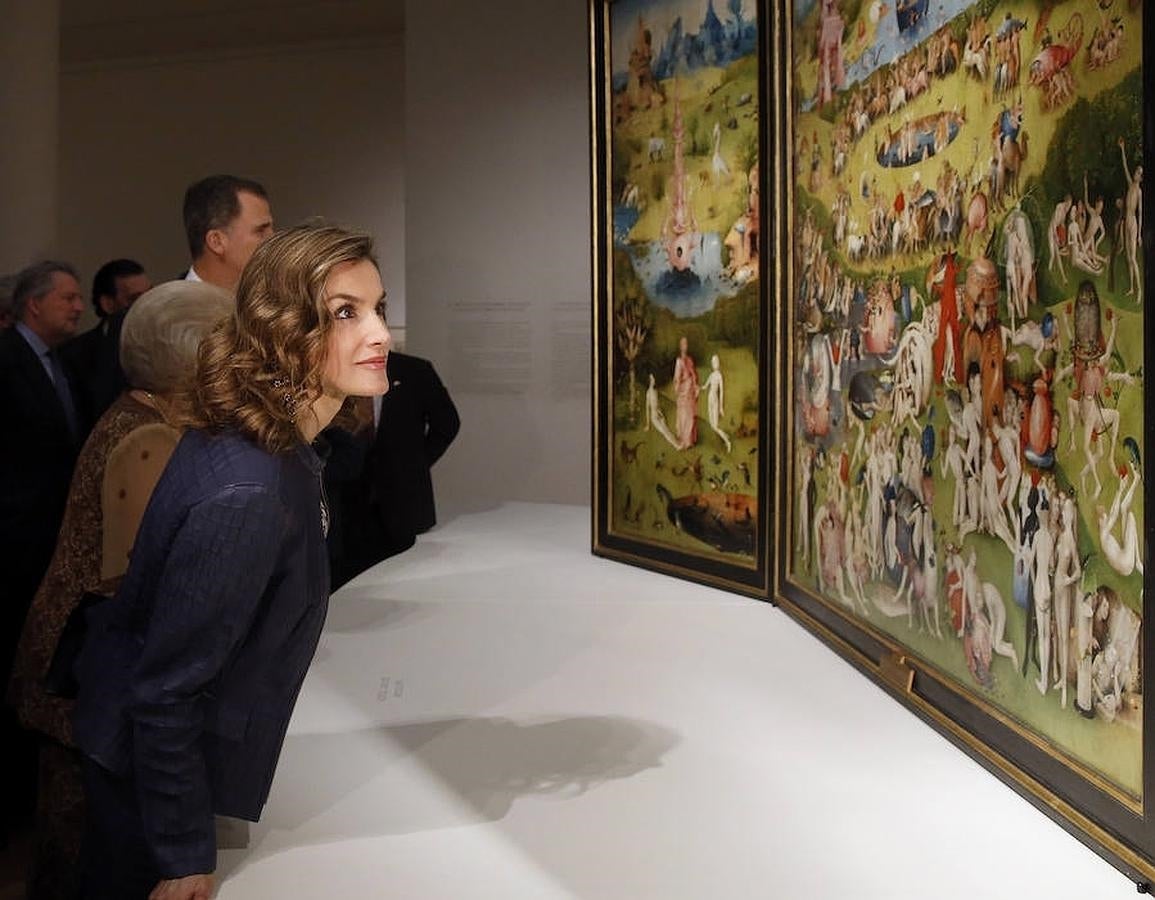 La Reina Letizia contempla «El jardín de las delicias», tríptico de El Bosco. 