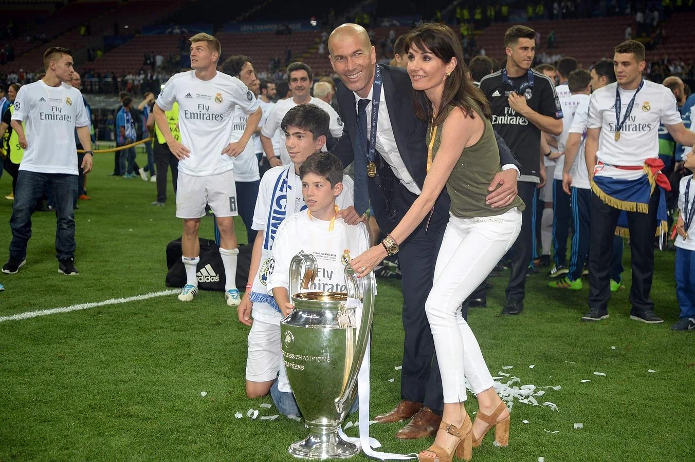 Zinedine Zidane con su esposa Véronique y sus hijos 