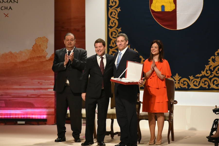 Placa al Mérito a Miguel Belló Mora por ser referente internacional en el sector aeroespacial. 