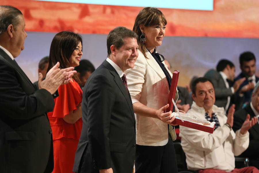 Mabel Lozano, placa al mérito, por su labor como cineasta. 