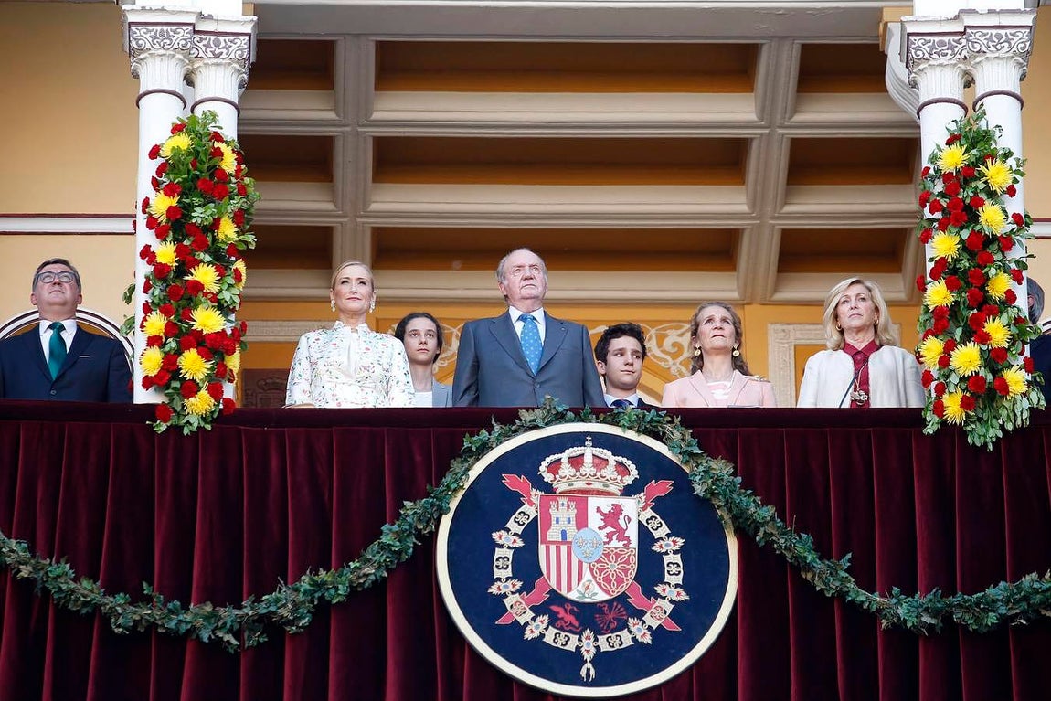Don Juan Carlos, en el Palco Real, con la Infanta Elena, Victoria, Froilán y Cristina Cifuentes. 