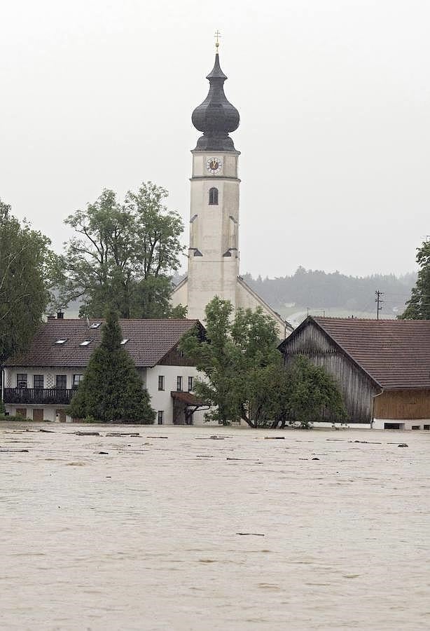 Vista general de la torre de la iglesia en una zona inundada en Triftern. 