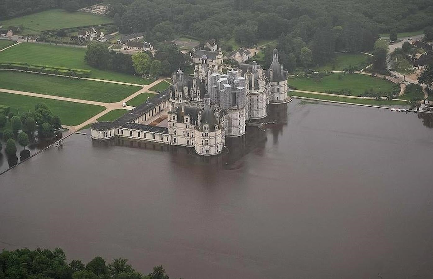 Imagen desde el aire de los alrededores inundados del castillo de Chambord, situado a 170 kilómetros al suroeste de París. 