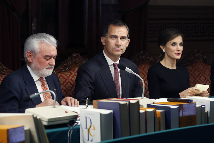 Los Reyes presiden el pleno de la RAE