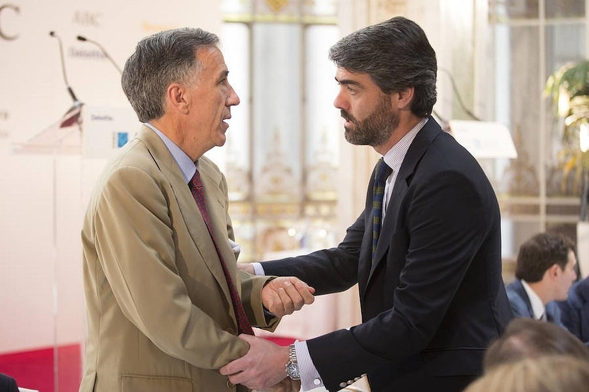 El consejero delegado de Vocento, Luis Enríquez, saluda a Gonzalo Urquijo y Fernández de Araoz. 