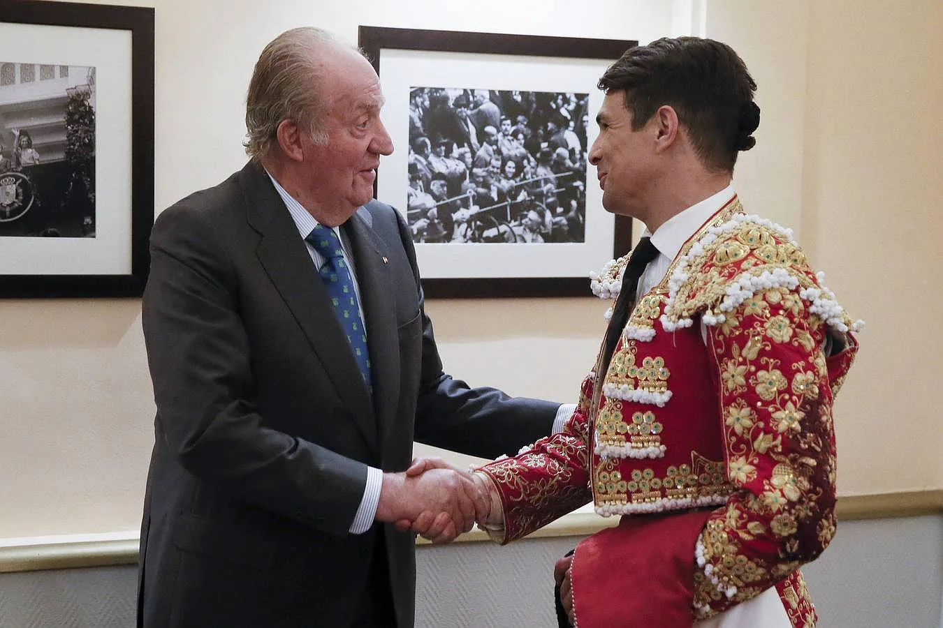 Don Juan Carlos felicita a Manzanares