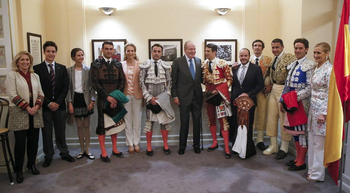 Don Juan Carlos, la Infanta Elena y sus hijos y Cristina Cifuentes, en el Palco Real con Manzanares y su cuadrilla al término del festejo. 